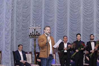 Антон Лубченко вручил специальный приз Губернаторского симфонического оркестра финалисту конкурса <i>Competizione dell Opera</i>